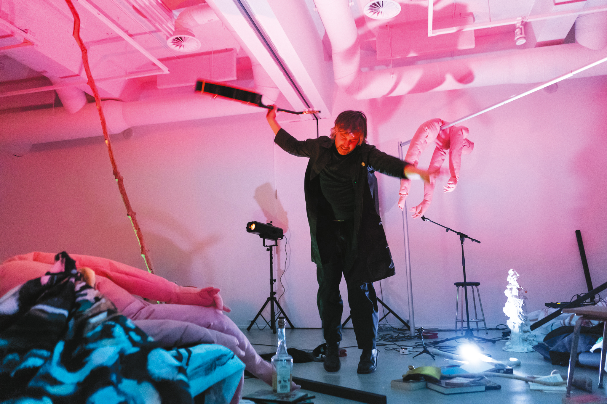 Geneviève Matthieu
Vue de performance dans le cadre du colloque Si les choses étaient différentes, nous ferions autrement, Galerie UQO, Gatineau, 2023.
Photo : House of Common Studio, permission de la Galerie UQO, Gatineau