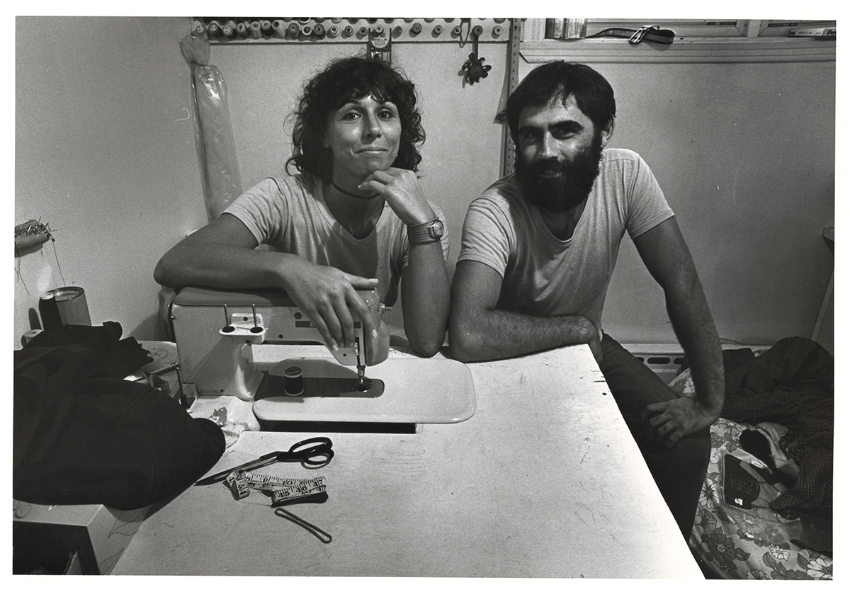 Monic Brassard et Yvon Cozic dans leur atelier à Longueuil vers 1978.