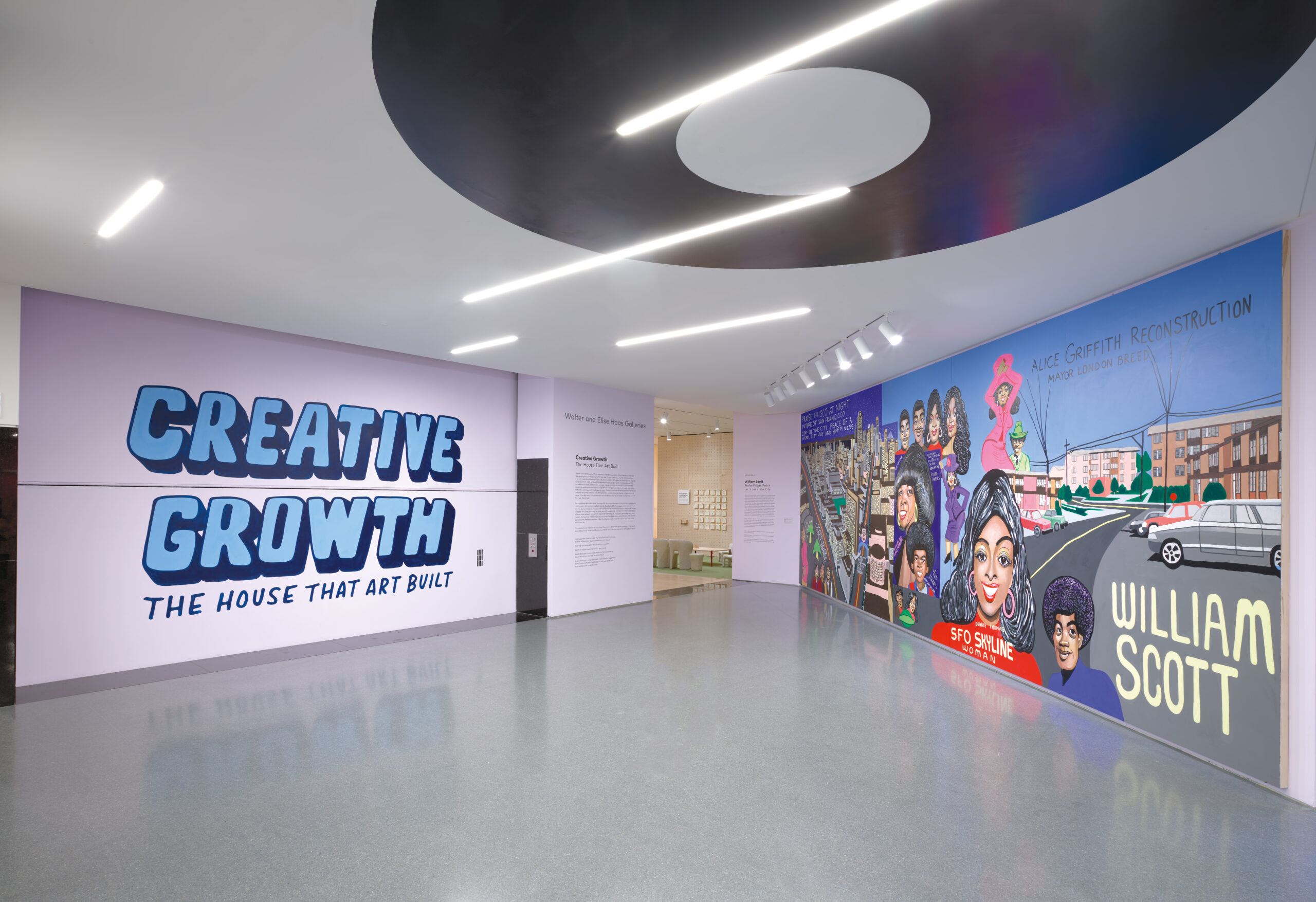Le mur droit de la salle d'exposition accueille une murale. Sur le mur gauche, il est possible de lire CREATIVE GROWTH en style graffiti. Les murs sont violet pâle. Le plancher est gris. Le plafond est blanc avec un cercle noir dont le centre est blanc.