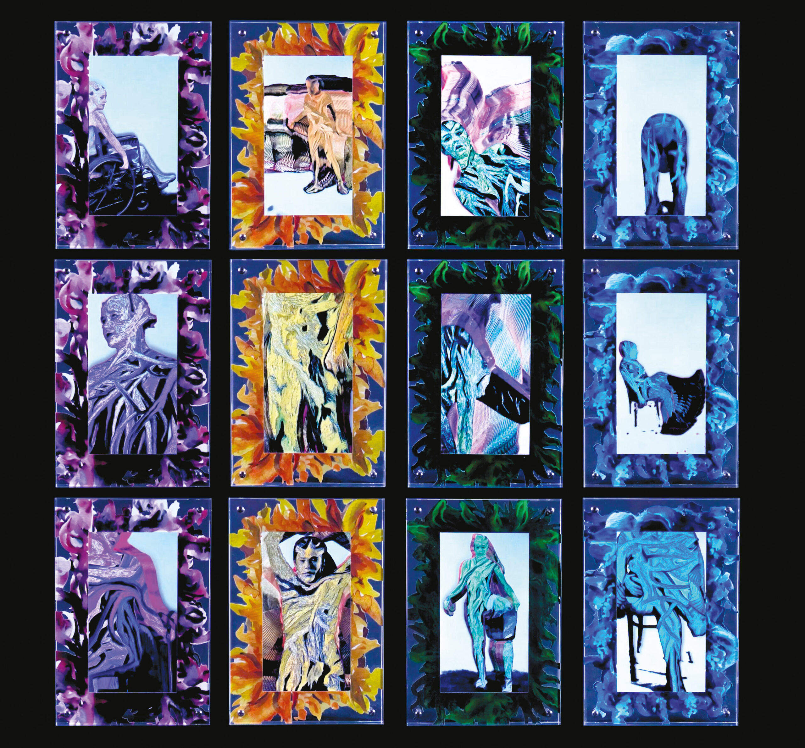 12 captures vidéos sont disposées sur un mur noir. Elles sont placées en quatre colonnes, chacune composée de trois peintures. Toutes les photos sont sur fond de bleu. La première colonne à gauche est composée de trois peintures représentant une personne en fauteuil roulant peinte avec différentes teintes de magenta. La deuxième colonne est composée de trois peintures représentant un personnage en mouvement avec des teintes orangées. La quatrième colonne est composée de trois peintures qui représentent un personnage en mouvement avec du bleu, du vert et magenta. La quatrième colonne est composée de trois peintures représentant un personnage dans différentes teintes de bleu en position assise sur une chaise ou courbée. La personne est en mouvement.