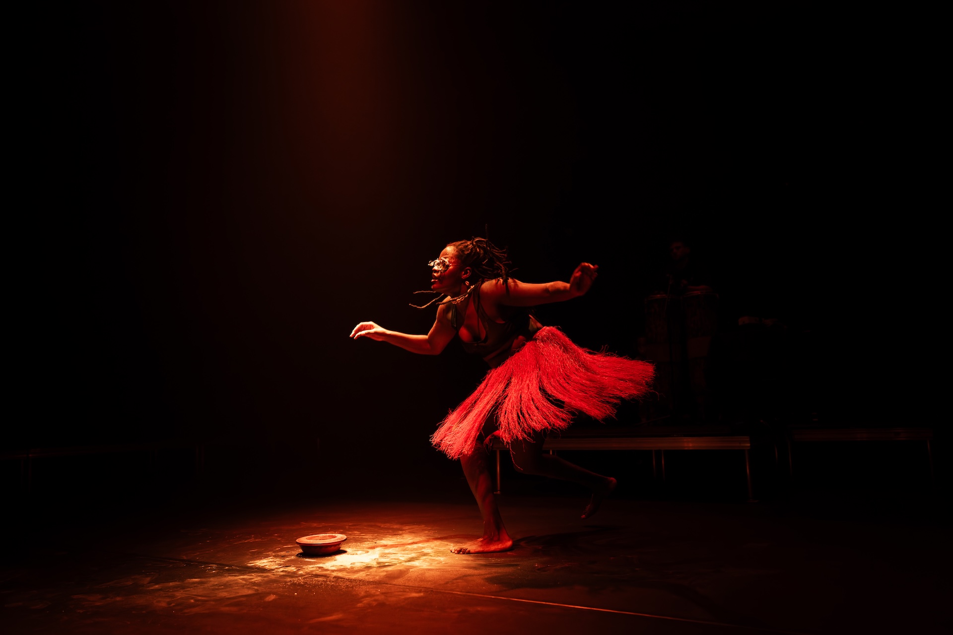 Athena Lucie AssambaNKUL NNAM, vue de performance, OFFTA, Montréal, 2026. Photo : David Wong